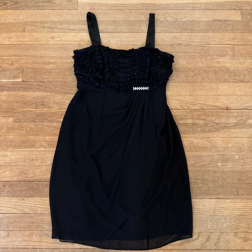 R&M Richards black knee length sleeveless sheath cocktail dress size 10P
 b30